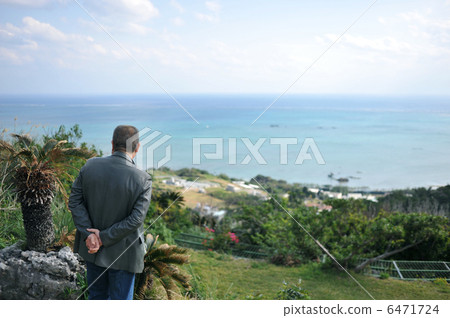 看海的一個年長人 看海的一個年長人 6471724
