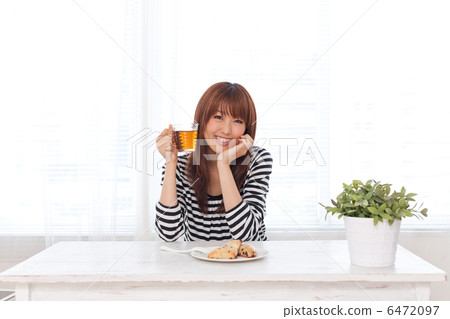 Women who eat sweets Women who eat sweets 6472097