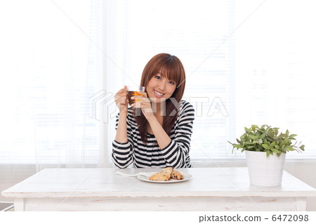 Women who eat sweets Women who eat sweets 6472098