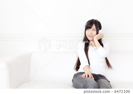 一個女人聽音樂 6472100