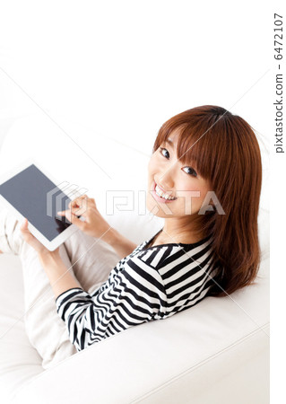 一個女人享受一台平板電腦 6472107