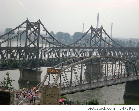 穿越Kamogoe河第二座橋樑的國際火車為朝鮮 穿越Kamogoe河第二座橋樑的國際火車為朝鮮 6473955