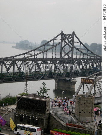 跨越中午邊界並進入朝鮮的國際列車 跨越中午邊界並進入朝鮮的國際列車 6473956