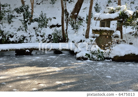 Sanzenin, frozen pond at Sei-young Garden 6475013