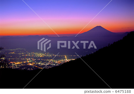 閃亮的路燈和富士山 6475188