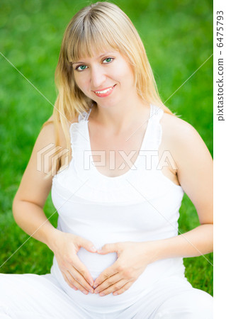 Portrait of pregnant woman Portrait of pregnant woman 6475793