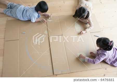 Children drawing pictures of the earth on cardboard Children drawing pictures of the earth on cardboard 6476881