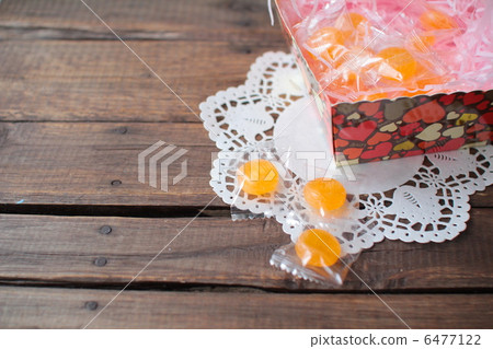 盒子裡單獨包裝的糖果 白色情人節圖片 6477122