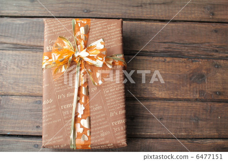 Gift boxes and wrapping goods 6477151