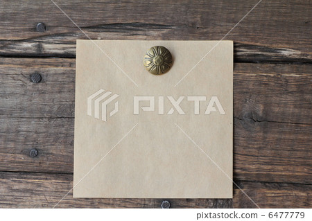 用圖釘黏在牆上的備忘錄紙，用再生紙做的備忘錄 6477779