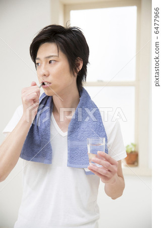 Young men brushing teeth 6477966