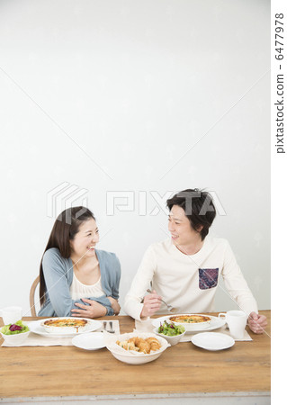 放鬆在餐廳的一對年輕夫婦 6477978