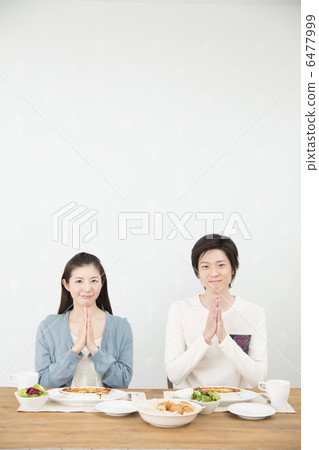 放鬆在餐廳的一對年輕夫婦 6477999