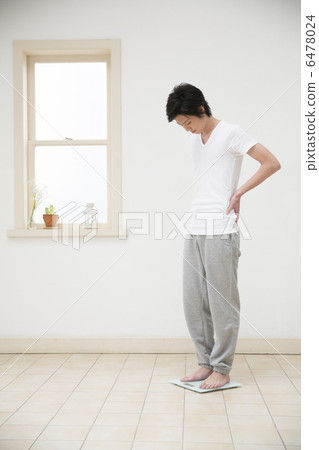 Young men weighing 6478024