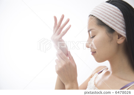 Young lady's hand 6478026