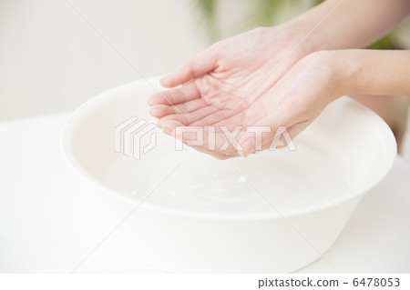 A young woman cleansing face A young woman cleansing face 6478053