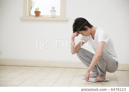 Young men weighing 6478123