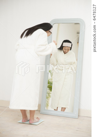 Young girls weighing 6478127