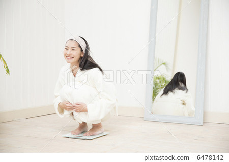 Young girls weighing 6478142