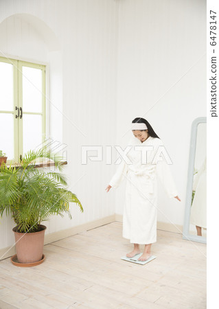 Young girls weighing 6478147