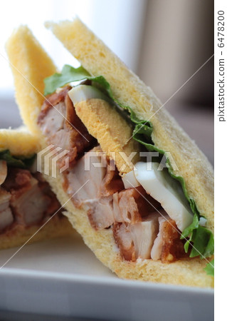 用南瓜麵包做的雞肉雞蛋三明治 6478200