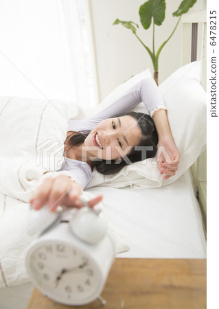 一名年輕女子在床上醒來 一名年輕女子在床上醒來 6478215