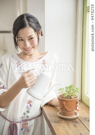 站立在窗口邊的一個少婦 站立在窗口邊的一個少婦 6478259