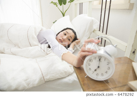 一名年輕女子在床上醒來 一名年輕女子在床上醒來 6478292