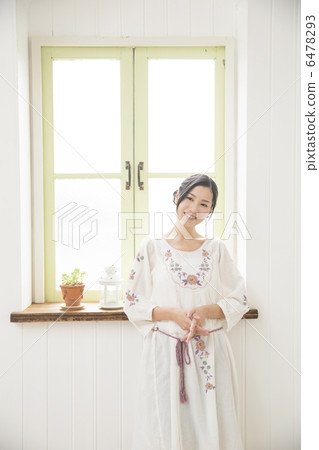 站立在窗口邊的一個少婦 站立在窗口邊的一個少婦 6478293