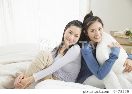 放鬆在床的兩個少婦 6478339