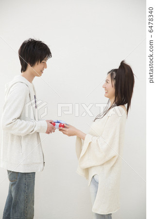 A young couple giving presents 6478340