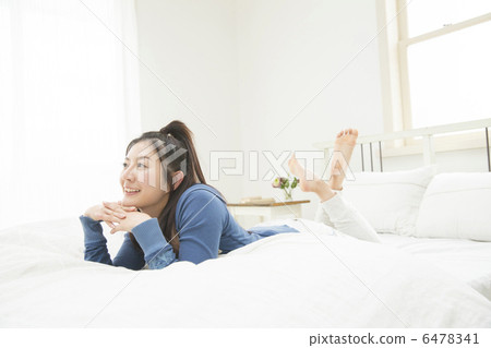 放鬆在床的一個少婦 6478341