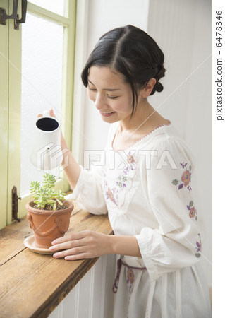 站立在窗口邊的一個少婦 6478346