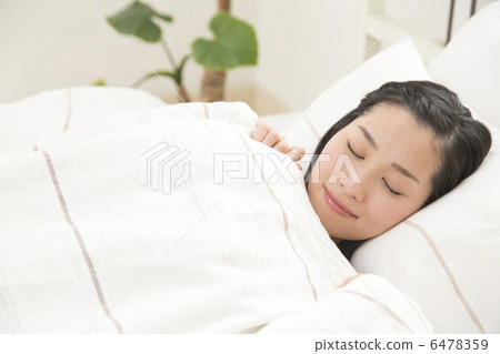 睡覺在床上的一位小姐 6478359