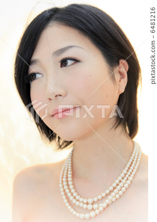 簡介:一位漂亮的年輕女士,裸露的皮膚和珍珠項鍊(背光) 簡介:一位漂亮的年輕女士,裸露的皮膚和珍珠項鍊(背光) 6481216