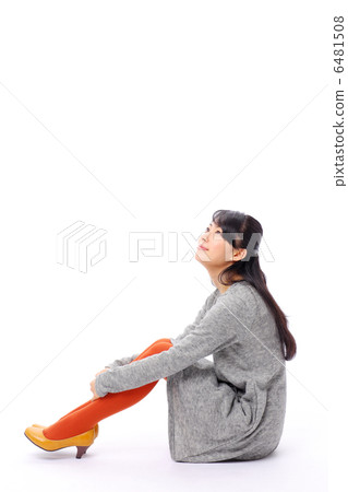 坐著的女孩 6481508