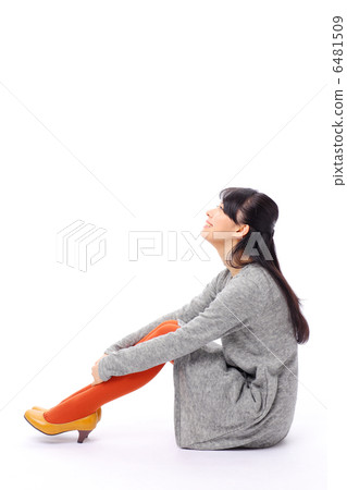 坐著的女孩 6481509