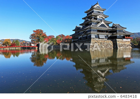 Autumn leaves of Matsumoto Castle Autumn leaves of Matsumoto Castle 6483418