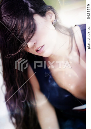 Sensual woman and sunlight 6485759