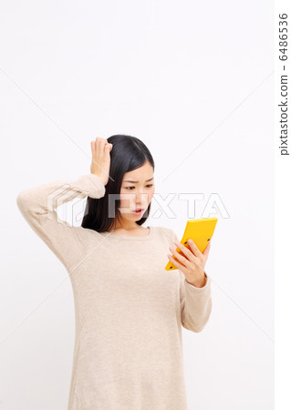 有計算器的婦女 有計算器的婦女 6486536