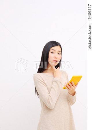 有計算器的婦女 6486537