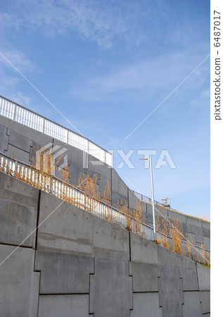 柵欄和藍天（垂直位置）的斜坡 6487017