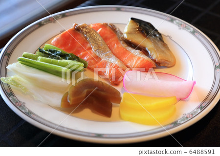 美味的三文魚和泡菜早餐 6488591