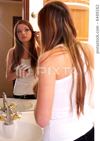 Beautiful young woman during daily morning routines Beautiful young woman during daily morning routines 6489162