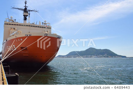 在函館港打電話的破冰船Shirase和函館山 在函館港打電話的破冰船Shirase和函館山 6489443