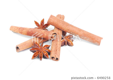 Cinnamone  and  anise-star  spice isolated  on white 6490258