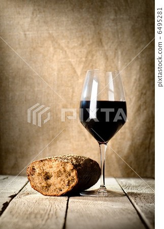 Wine glass and bread 6495281