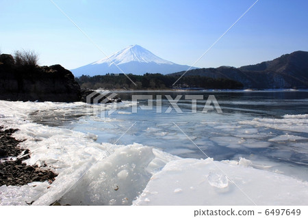 Frozen Kawaguchiko and Mt. Fuji Frozen Kawaguchiko and Mt. Fuji 6497649