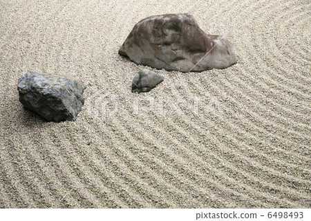 同心的漣漪和花園裡的石頭 6498493