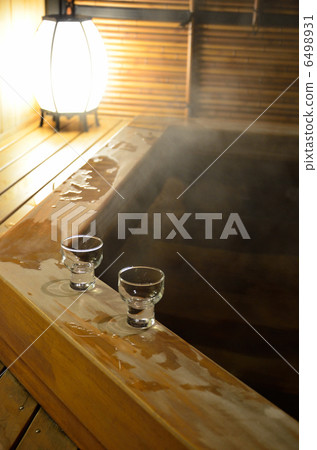 晚上戶外浴和酒 晚上戶外浴和酒 6498931